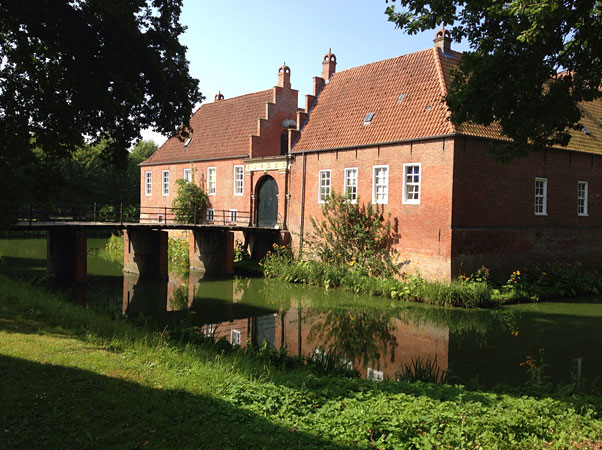 Krummhrn: die Wasserburg hinter der Kirche