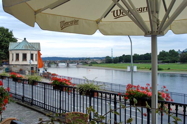 Bei einem Milchkaffee: letzter Blick auf die Elbe